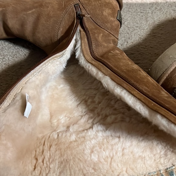 Beautiful UGG Tall Suede Sheep Fur Lined Zip Boots. Size 8. - Picture 9 of 11